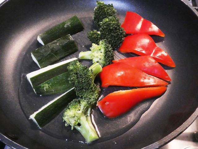好きな野菜を炒める