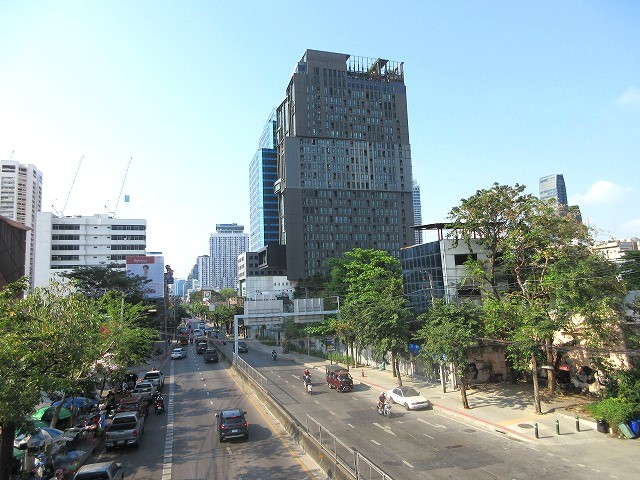 横断歩道から見るEstella Ekkamaiホテル