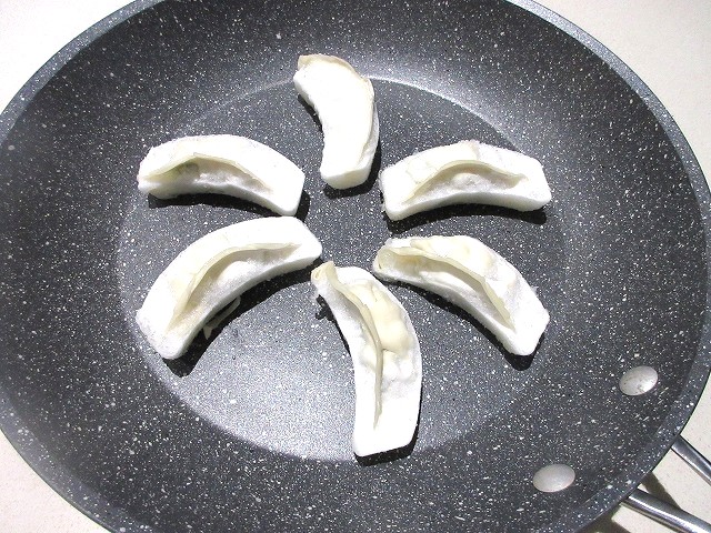 油なしでそのまま冷凍餃子をフライパンに並べる