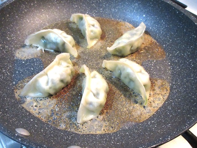 羽根部分がきつね色になり、カリカリになるまで焼く