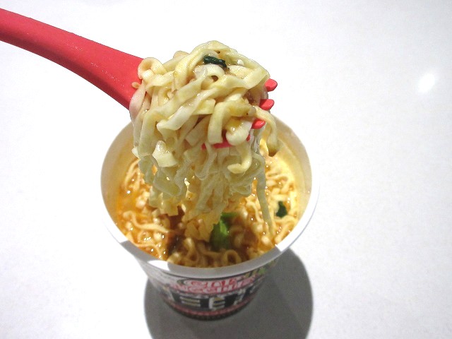 麺とスープの絡みやすさにこだわった、突起とスープを逃す溝。