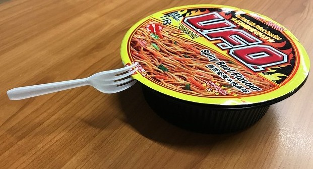 フォーク入り焼きそば