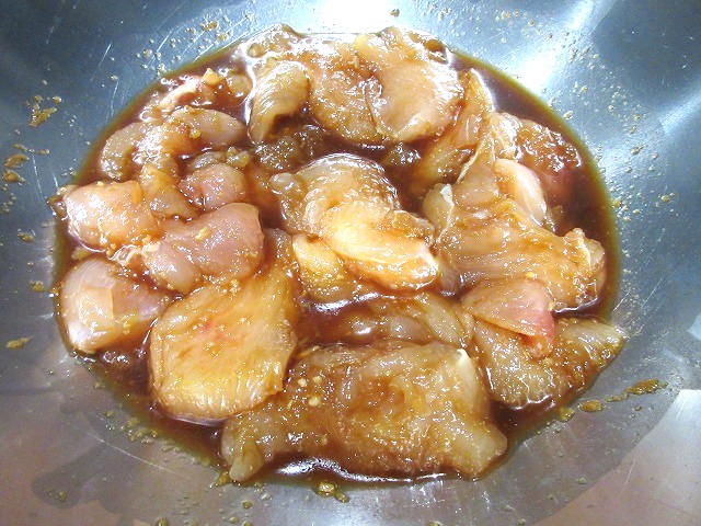 鶏肉を漬け込む