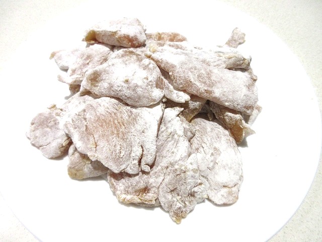 鶏肉に小麦粉をまぶす