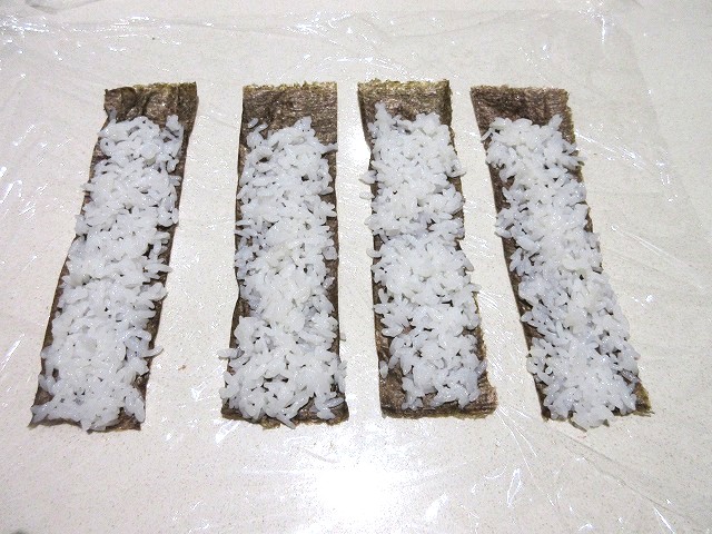 のりにご飯をのせる