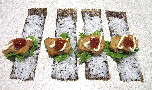 レタス、チキンナゲット、マヨネーズ、トマトレリッシュ