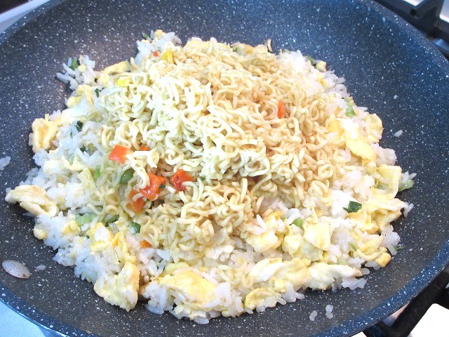 ネギ、ふやかしたカップ麺