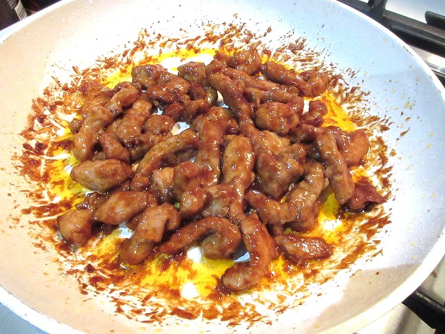 豚肉を炒めチャーシューソースを絡める