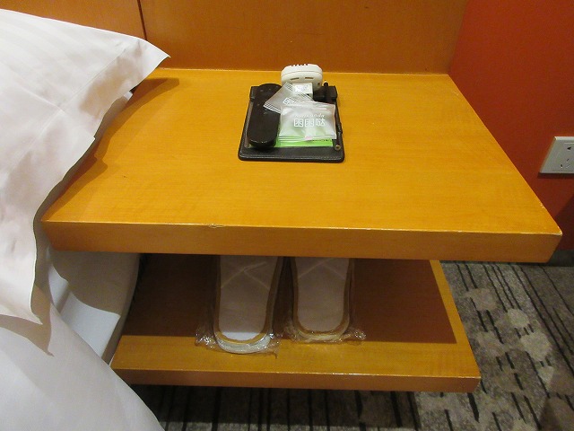 ベッドサイドテーブル