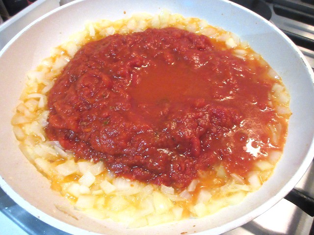 ソースを入れ煮込む