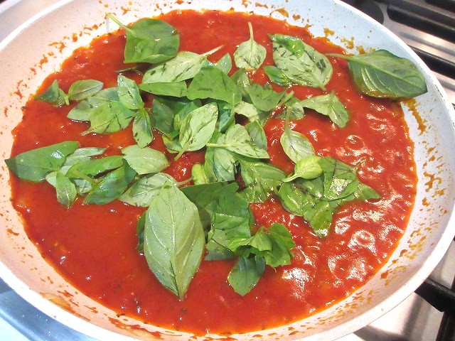 バジルを加える