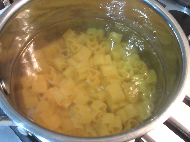 パスタを茹でる