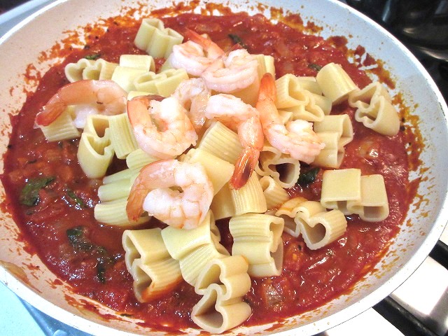 ソースにパスタを加える