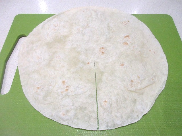 トルティーヤは、中心まで切り込みを入れる。
