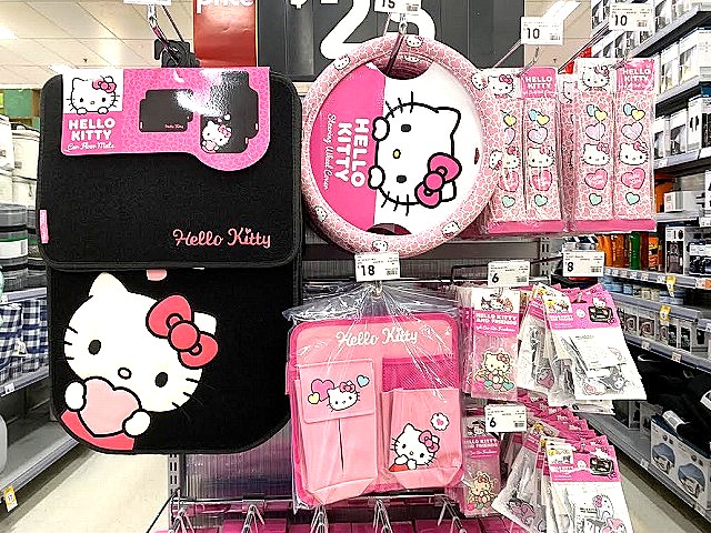 キティちゃんの車用品