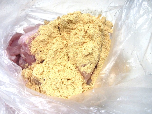 袋に鶏肉と粉を入れよく混ぜる