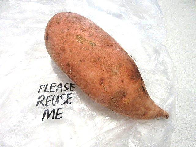 さつまいもをPlease Reuse Meの袋から取り出して写真もかわいい～7