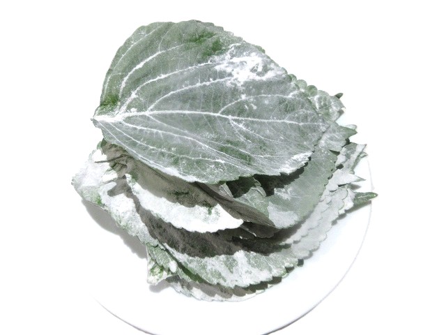 えごまの葉に小麦粉