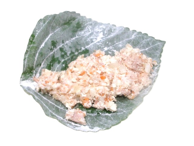 えごまの葉に具材をのせ