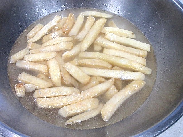 冷めたポテトに沸騰したお湯を注ぎ、3分ほど浸す。