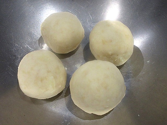 チーズを包み生地を丸める