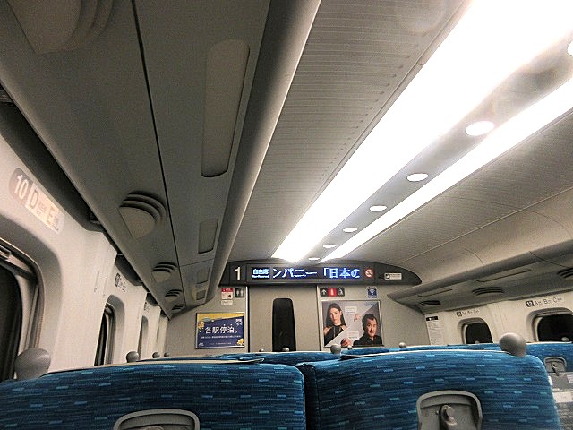 新幹線の中にある東横INNの広告