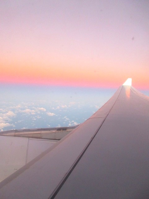 QF62　窓から眺める夜明け