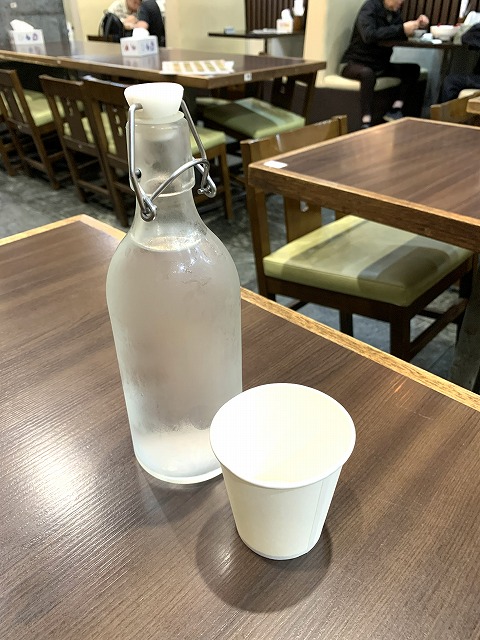 無料の水と紙コップ