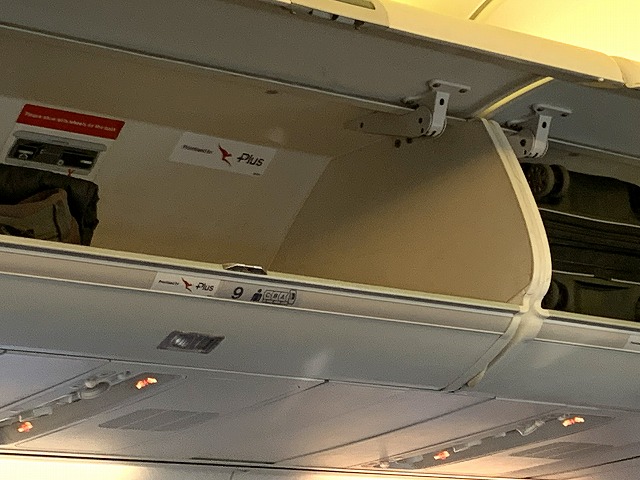 荷物棚に専用表示Qantas Plus