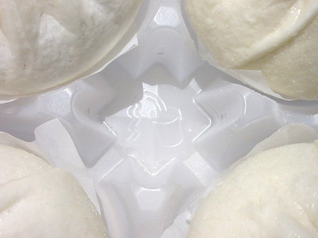 中央のくぼみに水を入れる