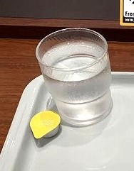 レモン果汁を水に入れて