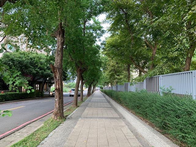 駅からまっすぐ歩くだけ